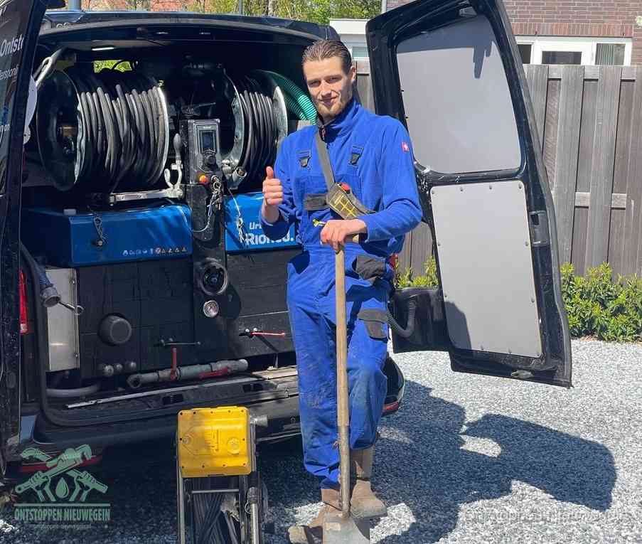 Een tevreden monteur met opgestoken duim naast de bestelbus, slim ingrijpen bespaart kosten bij een verstopte afvoer in Nieuwegein