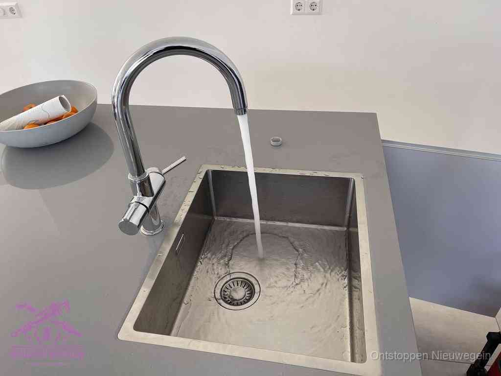 Een vrij doorstromende rvs spoelbak waar het water moeiteloos wegloopt, het resultaat van slim onderhoud dat geld bespaart in Nieuwegein