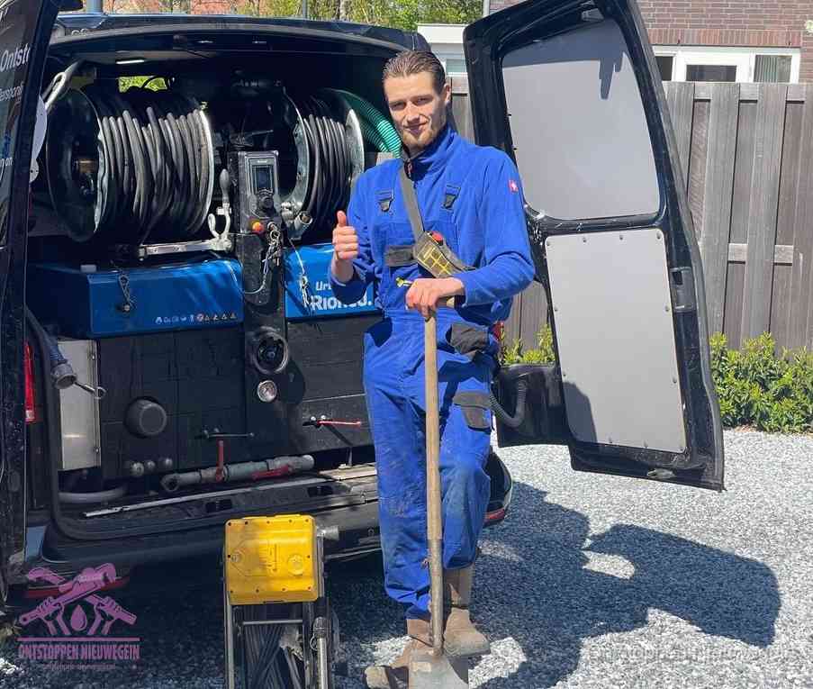 Een tevreden monteur met opgestoken duim na een geslaagde klus, slim ingrijpen bespaart kosten bij een verstopte wc in Nieuwegein