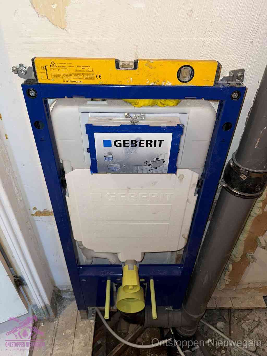 Een Geberit inbouwreservoir met frame voor een hangtoilet tegen de wand, met de afvoerbocht naar de vloer, kenmerkend voor een verstopt hangtoilet in Nieuwegein