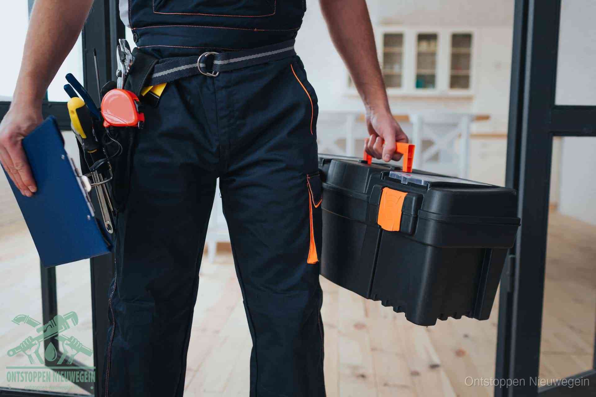 Een monteur met gereedschapsriem en klembord, klaar om een transparante prijs voor het afvoer ontstoppen in Nieuwegein te geven