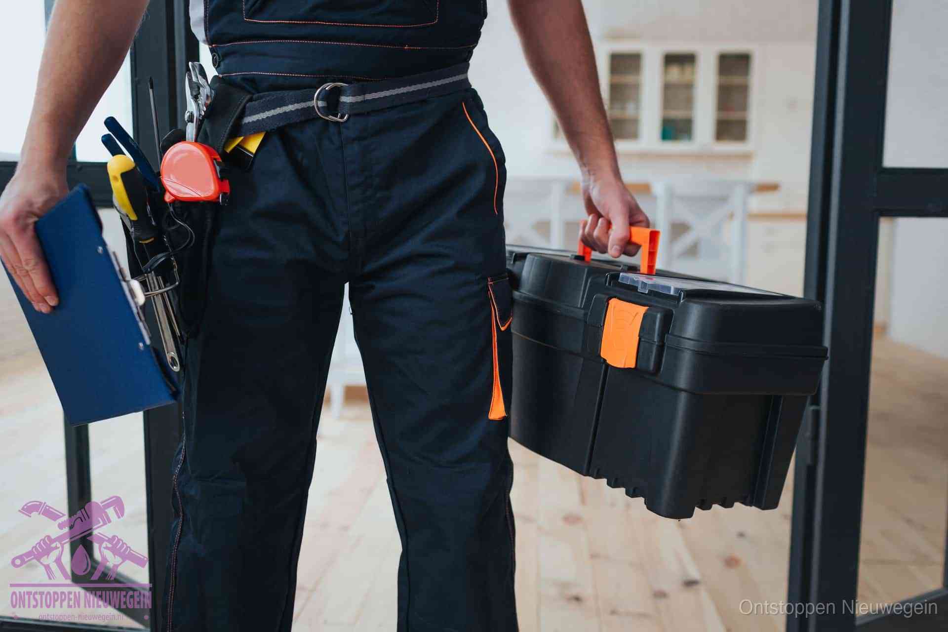 Een monteur met gereedschapsriem en klembord in een keuken, klaar om een transparante prijs voor het gootsteen ontstoppen in Nieuwegein te geven
