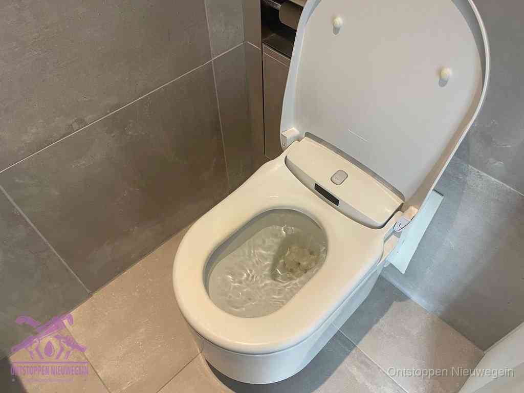 Een toiletpot vol troebel water met drijvend papier en restanten, de meest voorkomende oorzaak van een verstopte wc in Nieuwegein