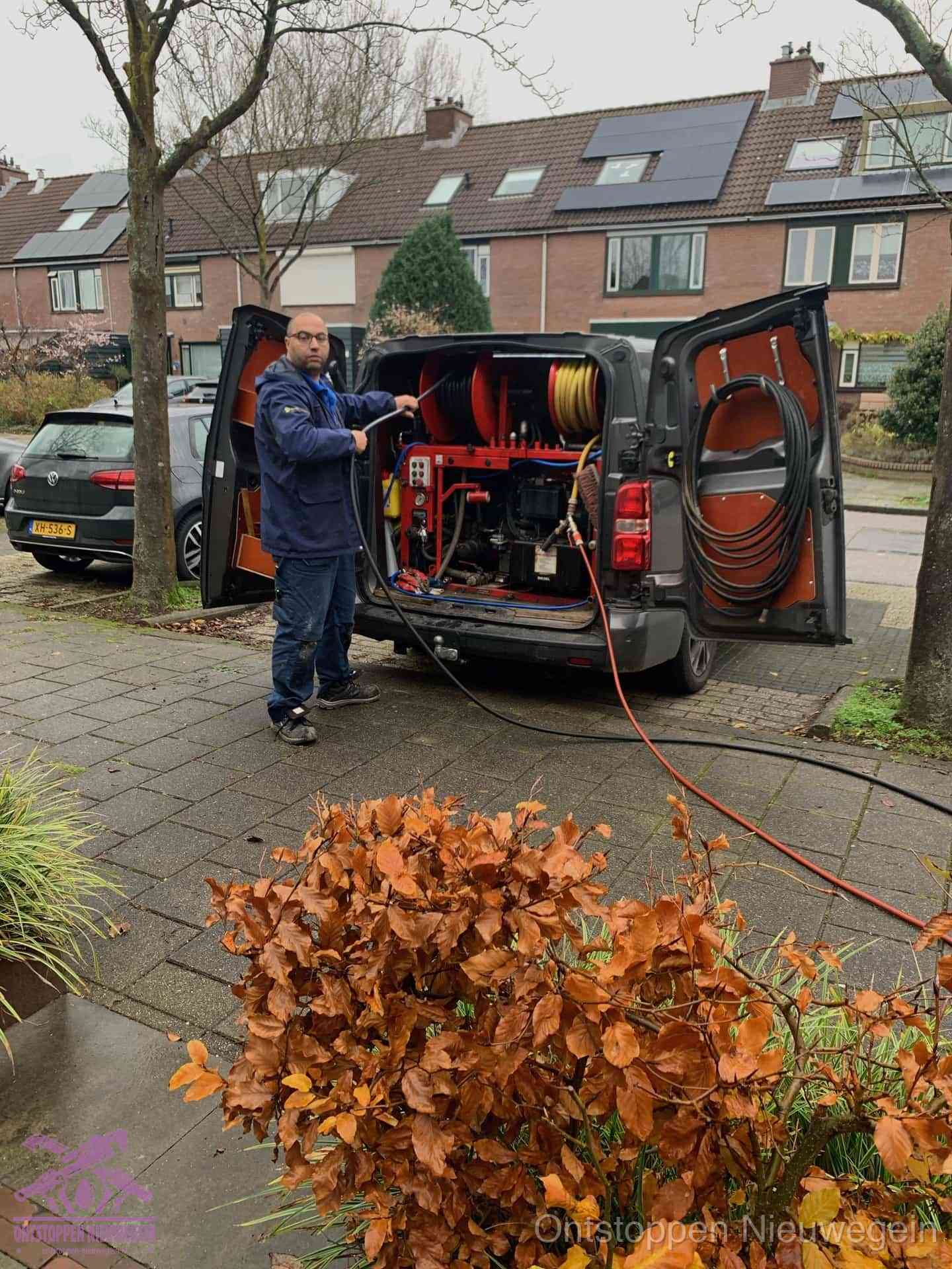 Rioolservice in de wijk in Nieuwegein