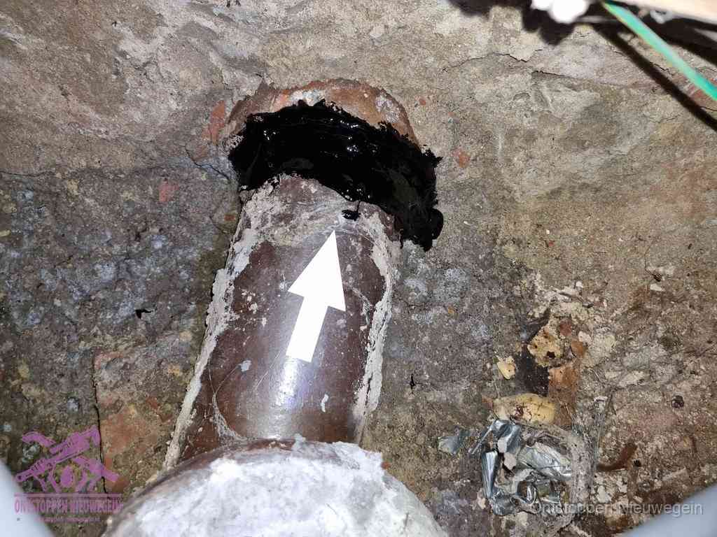 Een oude gres rioolbuis met een beschadigde koppeling onder de vloer, oorzaak van terugkerende structurele wc-problemen in Nieuwegein