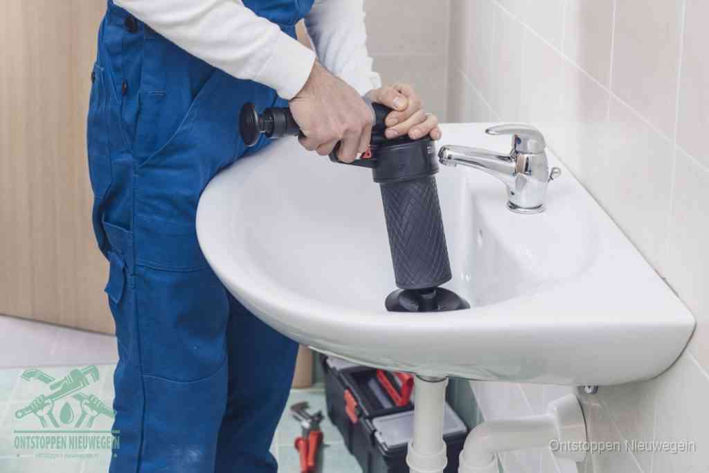 Een te ruwe doe-het-zelf poging met een hand-pomp op de afvoer van een badkamer-wastafel, een van de veelgemaakte fouten bij afvoer ontstoppen in Nieuwegein