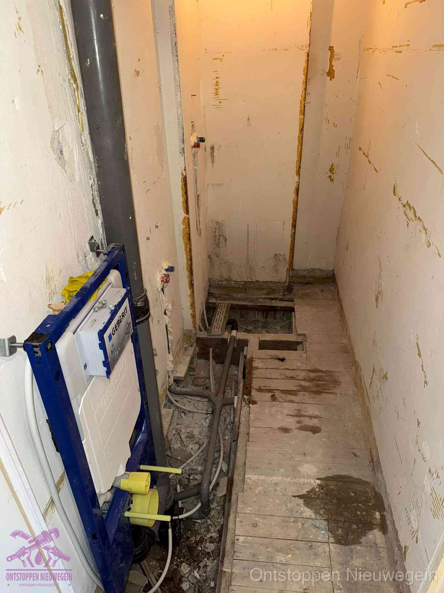 Een opgebroken toiletruimte tijdens renovatie met een Geberit inbouwreservoir en blootliggende oude afvoerleidingen, typisch voor oudere woningen in Nieuwegein